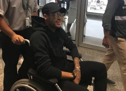 Fã registrou Neymar chegando de cadeira de rodas no aeroporto do Rio para ser operado Foto: Reprodução / Instagram
