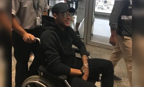 De cadeira de rodas, Neymar chega ao Brasil para operar: ‘Ele está triste e chateado’, diz médico
