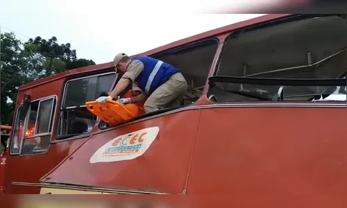 Ônibus quase parte ao meio ao ser atingido por carreta no Paraná; veja vídeo