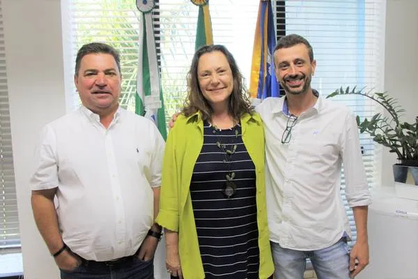Atriz Elizabeth Savalla esteve reunida com o prefeito Sérgio Onofre e pelo secretário Geison Cortez. (FOTO - assessoria)