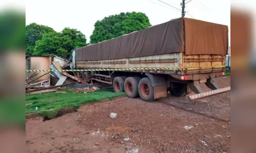 
							Carreta sem freios atinge bar e mata criança de quatro anos no Paraná 
						
						