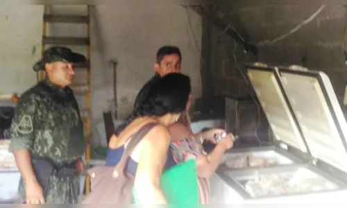 
							Polícia detém ambulante que fazia ‘espetinho’ de passarinho para vender
						
						
