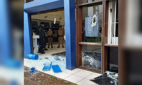 Bando de 30 criminosos em 8 veículos explode três caixas eletrônicos da CEF e metralha sede da Polícia Militar