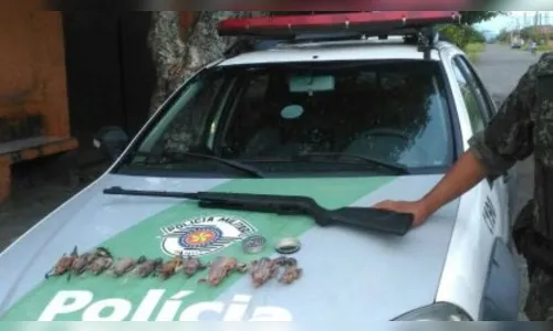 Polícia detém ambulante que fazia ‘espetinho’ de passarinho para vender