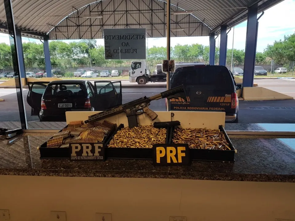 PRF apreende fuzil e mais de 4 mil projéteis escondidos em assoalho de carro, na BR-272 (Foto: PRF/Divulgação)