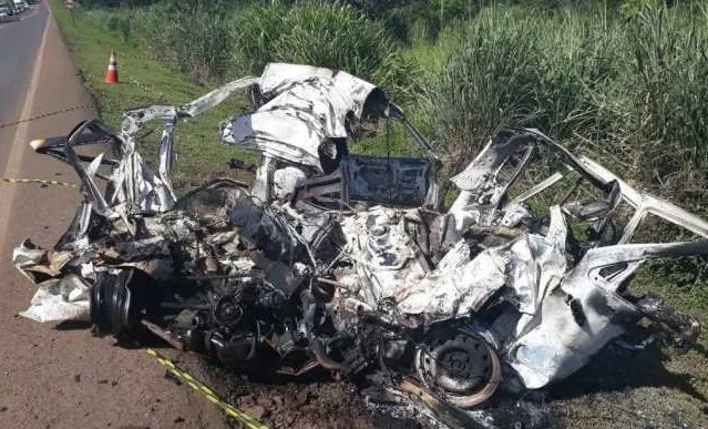 Carro bate em carreta cegonha, pega fogo e motorista morre carbonizado na BR-163 - Foto - Reprodução - Whatsapp - Midiamaxnews