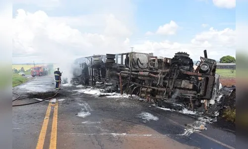 Caminhoneiro morre carbonizado após tombamento em Jardim Alegre