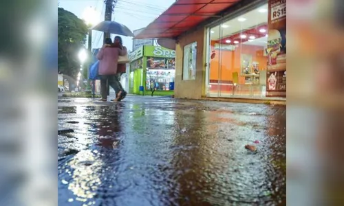 Frente fria mantém tempo instável neste sábado com altas temperaturas e chuva