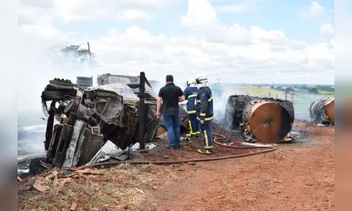 
							Caminhoneiro morre carbonizado após tombamento em Jardim Alegre
						
						