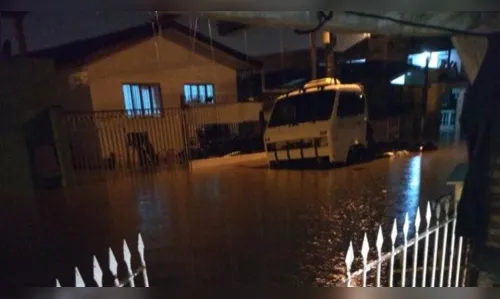 
							300 casas e 1,5 mil pessoas são afetadas pelas chuvas em Curitiba 
						
						