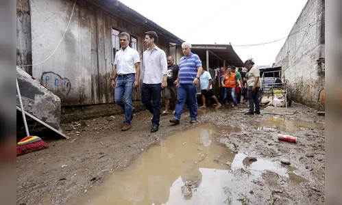 Richa vistoria áreas de Curitiba atingidas por temporais e promete ajuda emergencial