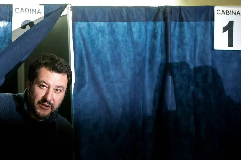 Mateo Salvini, lider da liga, ao votar em Milão. Piero Cruciatti