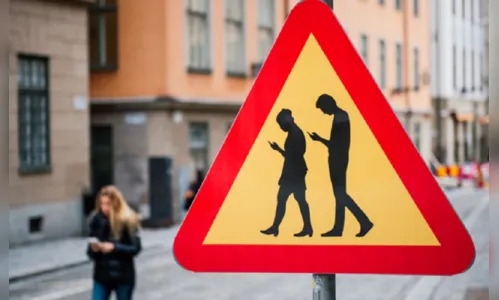 Pedestre que atravessar rua teclando ou falando ao celular será multado