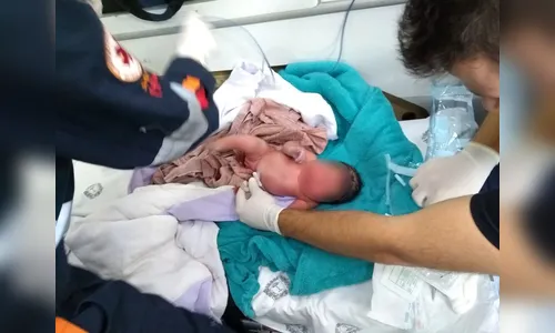 Após ouvir gritos de mulher, moradora encontra recém-nascido abandonado na rua