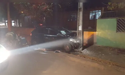 Suspeitos de assalto batem carro roubado em Apucarana