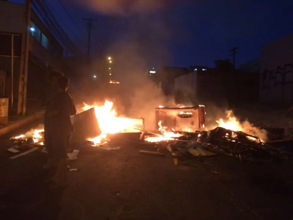Em protesto, moradores queimaram os móveis que foram estragados pela enchente. Fotos: Daniela Sevieri - Banda B