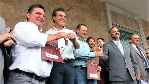Prefeito Sérgio Onofre recebe chaves de veículo das mãos do governador Beto Richa | Foto: Divulgação