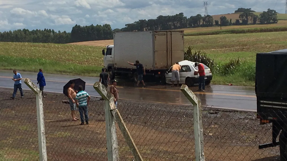 Carro bateu na traseira do caminhão baú. Foto: Blog do Berimbau