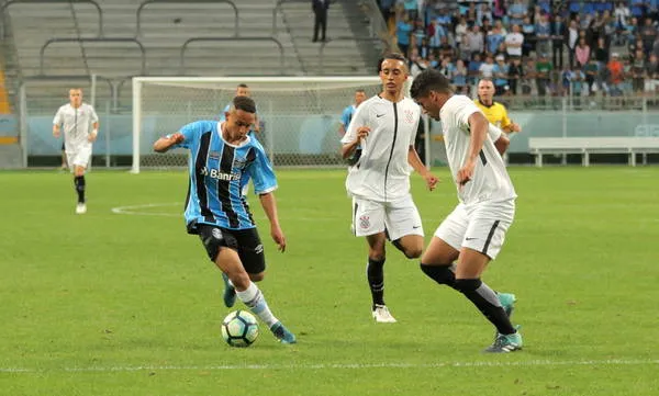 Guilherme Azevedo em partida pelo Grêmio contra o Corinthians pelas categorias de base (Foto:  Rodrigo Fatturi/Grêmio)