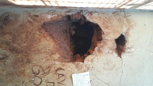 Presos fizeram um buraco na parece do solário. Foto: Reprodução/Polícia