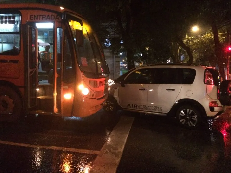 Após roubo no Mercês, carro bateu contra ônibus em Santa Felicidade (Foto: Daniela Sevieri – Banda B)