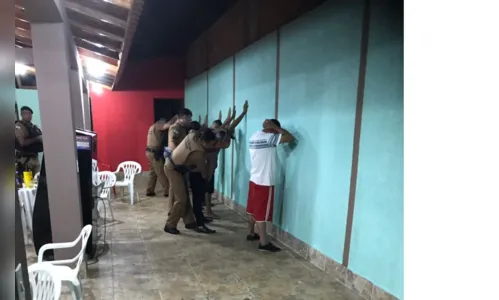 
							Polícia Militar prende dez pessoas durante Operação Saturação em Apucarana
						
						