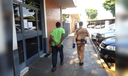 
							Polícia Militar prende dez pessoas durante Operação Saturação em Apucarana
						
						