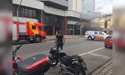 Caminhonete explode e provoca incêndio dentro de estacionamento em Curitiba