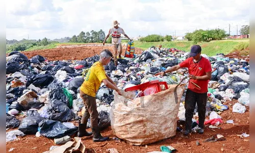 Arapongas cria cooperativa para tirar catadores do aterro