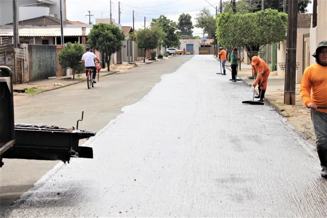 Prefeitura executa manutenção da malha viária em diversos bairros da cidade