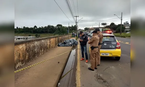 IML demora quase sete horas para recolher corpo de motoboy assassinado