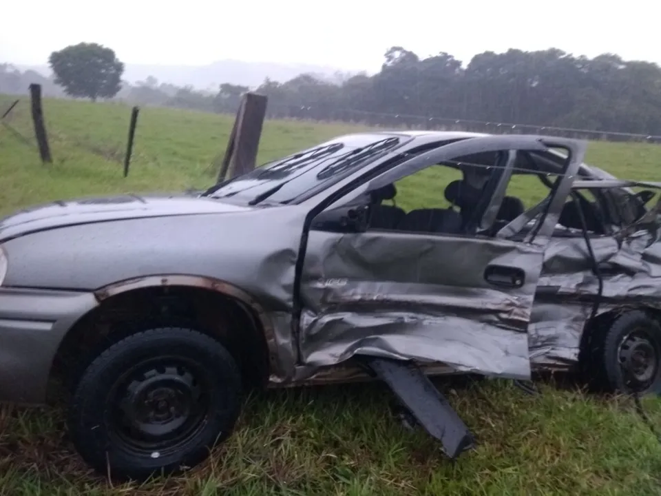 (Carro ficou destruído após colidir com a D20 entre Cruzmaltina e Grandes Rios. Foto: Blog do Berimbau)