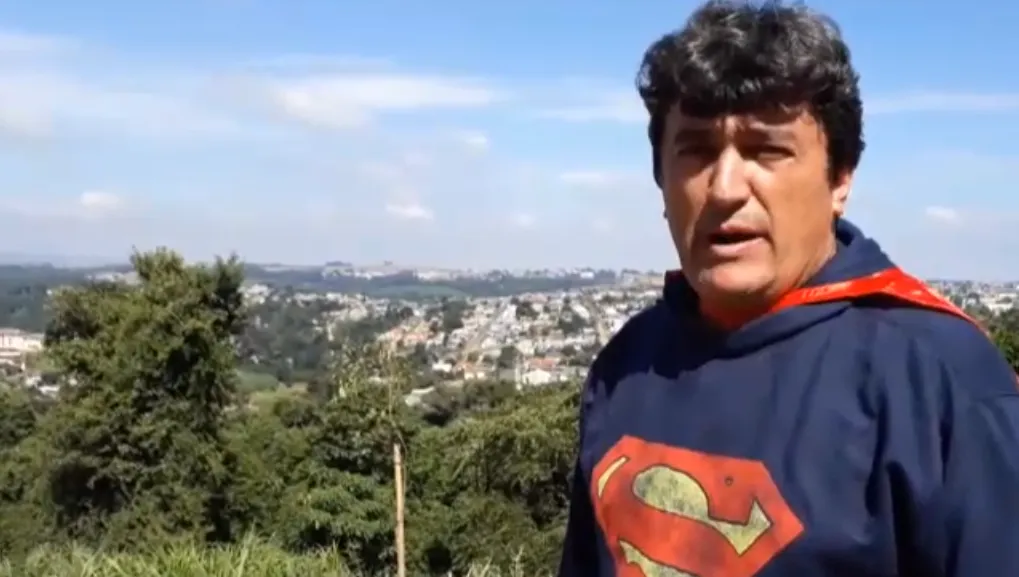Secretário causa polêmica após postar vídeo fantasiado de Superman no PR