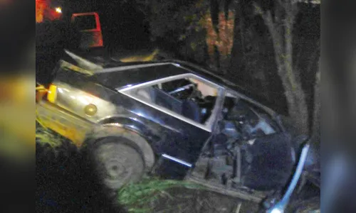 Carro bate contra árvore e deixa três feridos em Manoel Ribas