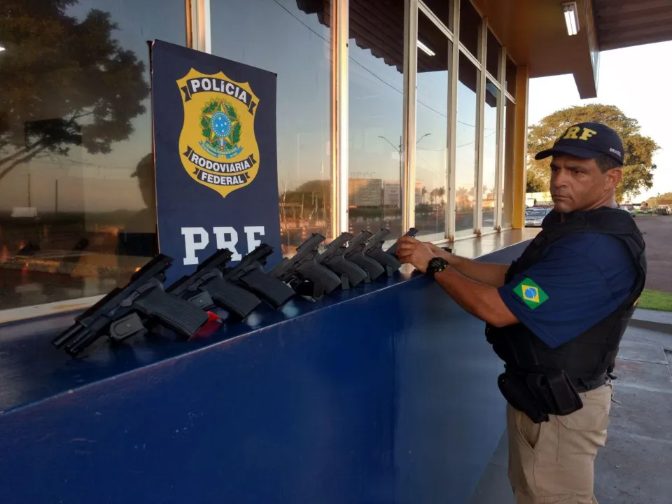 PRF apreende 16 pistolas dentro de aparelhos de TV no Paraná