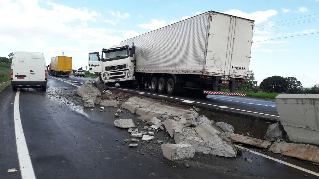 Caminhão baú bateu contra a mureta que divide a rodovia. Foto: Sérgio Rodrigo/Tribuna do Norte