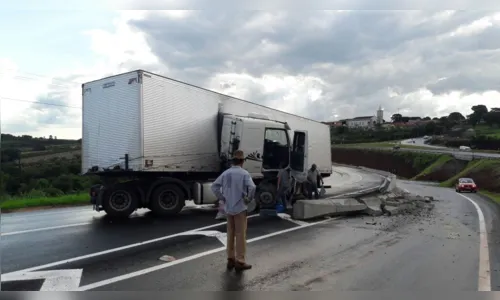 
							Caminhão bate contra mureta no trevo do Pirapó
						
						