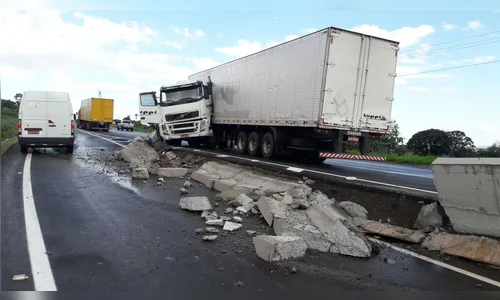 Caminhão bate contra mureta no trevo do Pirapó
