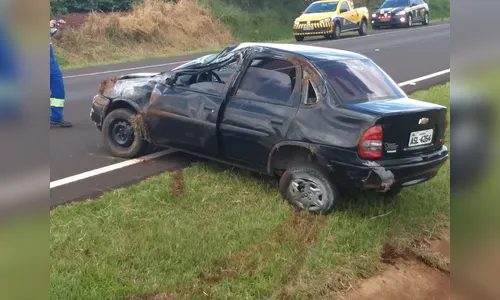 Motorista se perde, cai na canaleta e atinge placa de orientação em Cambira