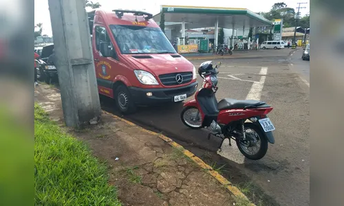 Motorista foge após colisão com moto e deixa duas mulheres feridas