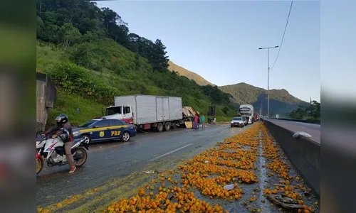 Caminhoneiro morre após acidente envolvendo três veículos de carga no PR