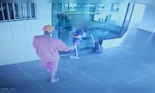 Câmera flagra homem armado assaltando menina de 10 anos 