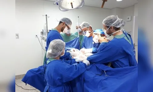 Homem tem mão colocada dentro da barriga para evitar amputação no PR