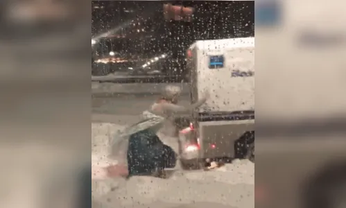 Homem fantasiado de Rainha Elsa desencalha carro de polícia preso na neve nos EUA