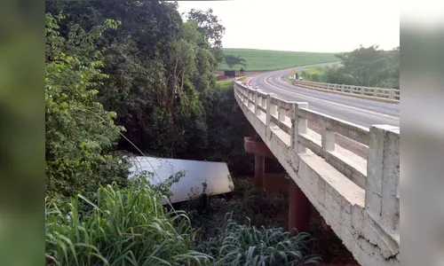 Caminhão cai de ponte e deixa três pessoas feridas entre Londrina e Sertanópolis 