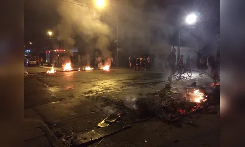 Moradores fecham rua em protesto contra alagamentos no Paraná 