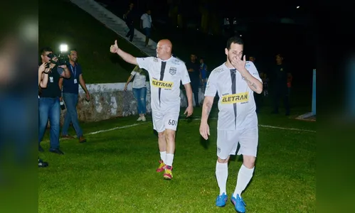 Torcedores jogam bola com ídolos do Corinthians em Apucarana