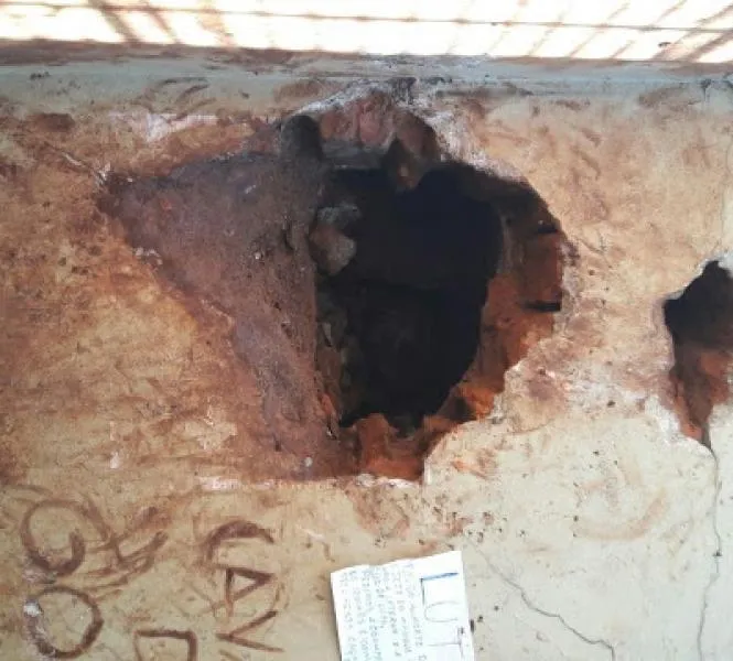 Presos fugiram pelo buraco na parece de uma cela e depois conseguiram pular o muro do prédio. Foto: Reprodução