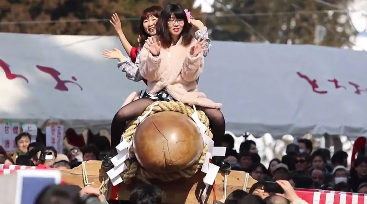Milhares de pessoas celebram o Festival do Pênis no Japão