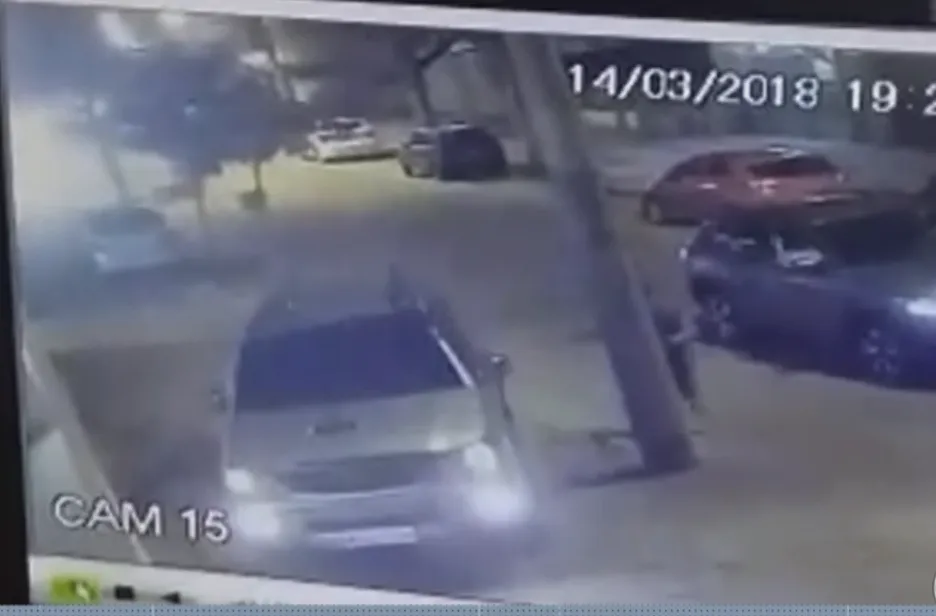 Câmera registra empresário sendo assassinado na frente do filho de cinco anos; veja o vídeo